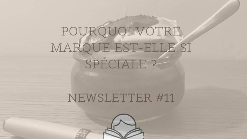 Photographie artistique en noir et blanc, vue de profil sur une table en bois clair. Au premier plan, un stylo blanc élégant est posé horizontalement. En arrière-plan, un petit pot de yaourt en verre foncé, dont l'opercule en aluminium est partiellement ouvert, contient une crème dessert nappée de chocolat. Une petite cuillère en métal est plantée à l'intérieur.