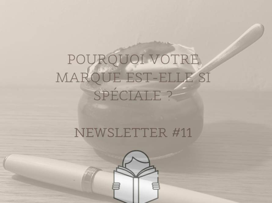 Photographie artistique en noir et blanc, vue de profil sur une table en bois clair. Au premier plan, un stylo blanc élégant est posé horizontalement. En arrière-plan, un petit pot de yaourt en verre foncé, dont l'opercule en aluminium est partiellement ouvert, contient une crème dessert nappée de chocolat. Une petite cuillère en métal est plantée à l'intérieur.